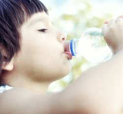 agua purificada embotellada inmaculada bela cuanta agua tienen que beber los niños