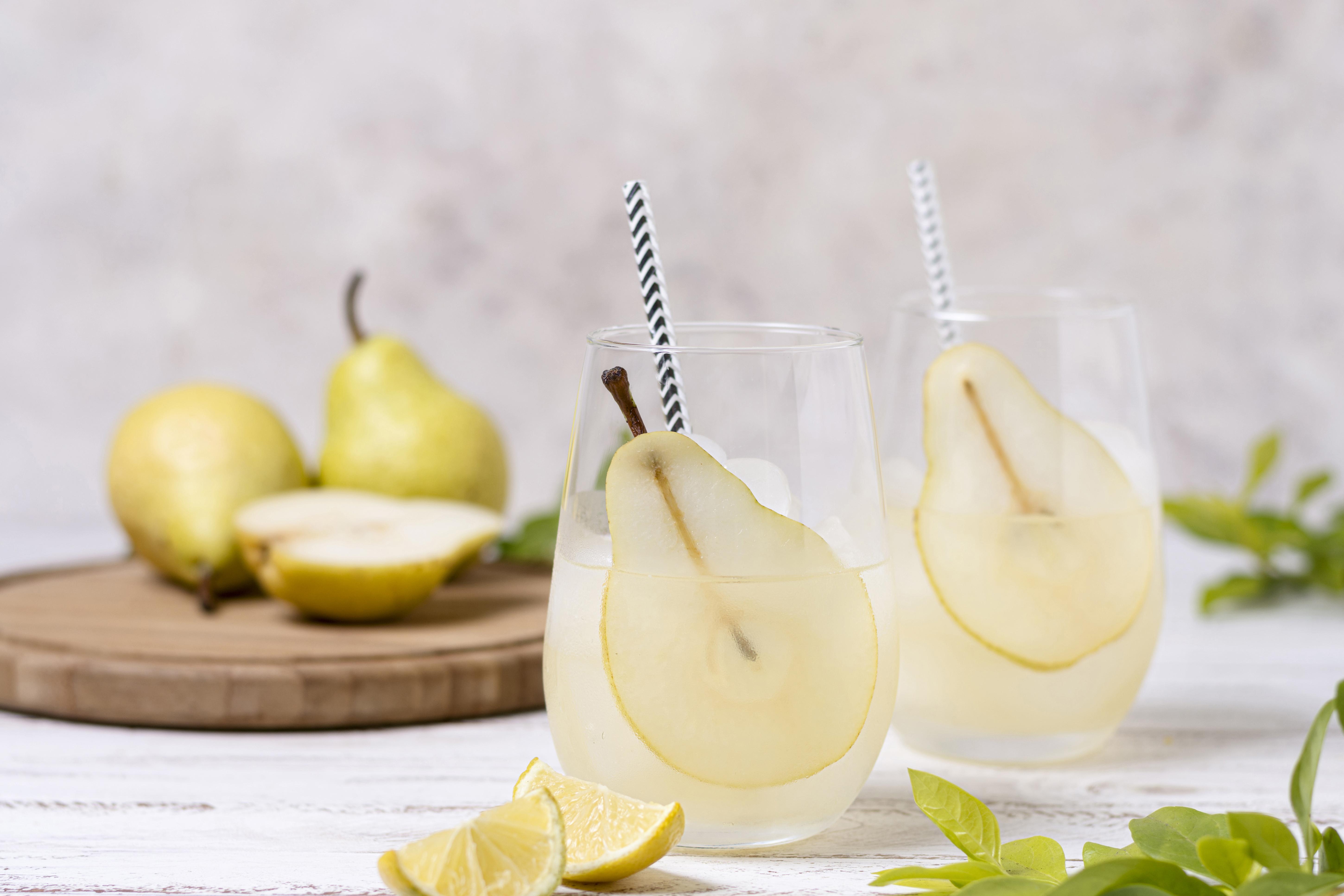 2 bebidas refrescantes con pera