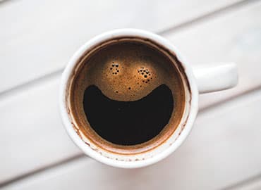 taza de café con sonrisa, pensamientos y actitudes positivas, ser feliz