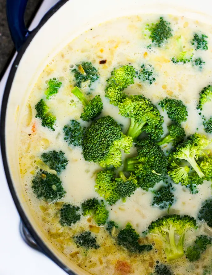 sopa de brócoli con queso panela